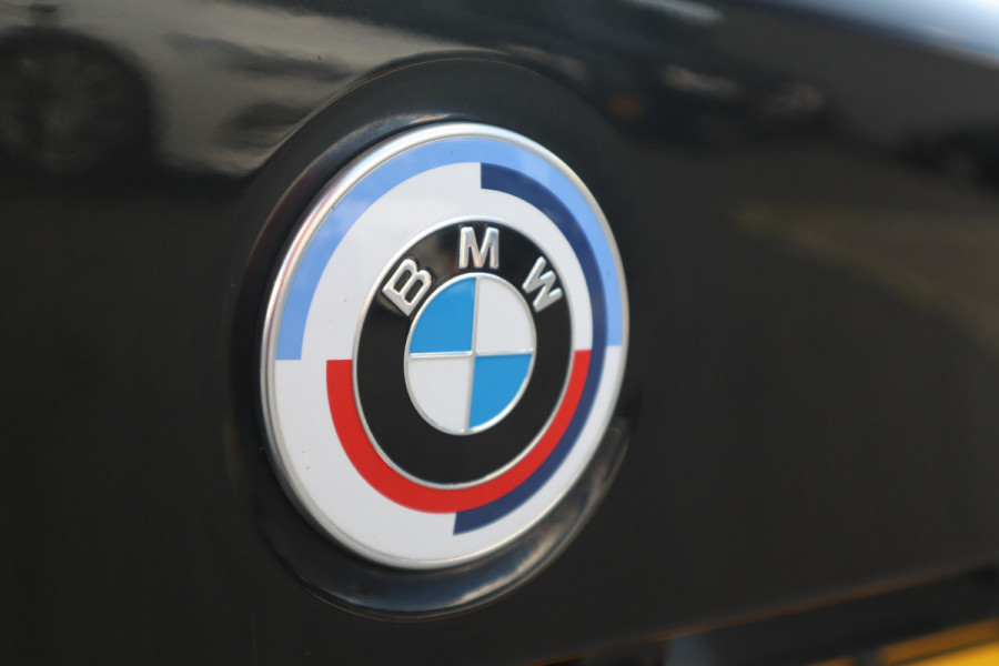 BMW 3-serie 320e M-Sport Glazen dak / HiFi / 50 Jahre / Camera / M Performance