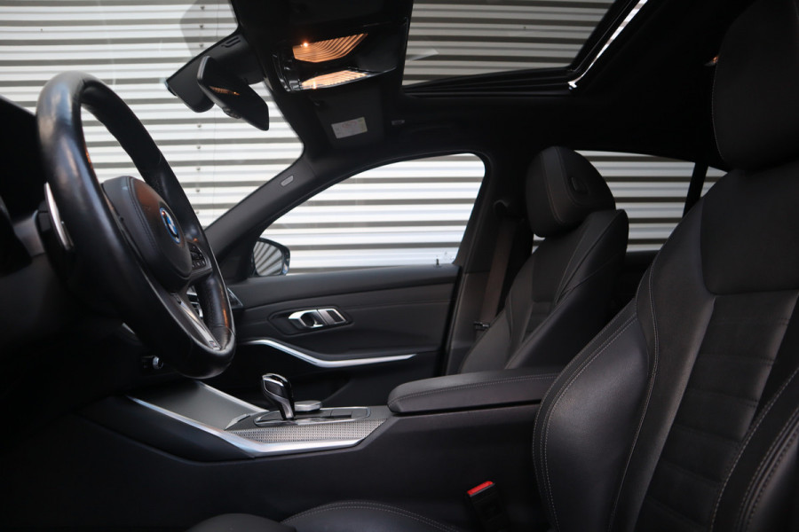 BMW 3-serie 320e M-Sport Glazen dak / HiFi / 50 Jahre / Camera / M Performance
