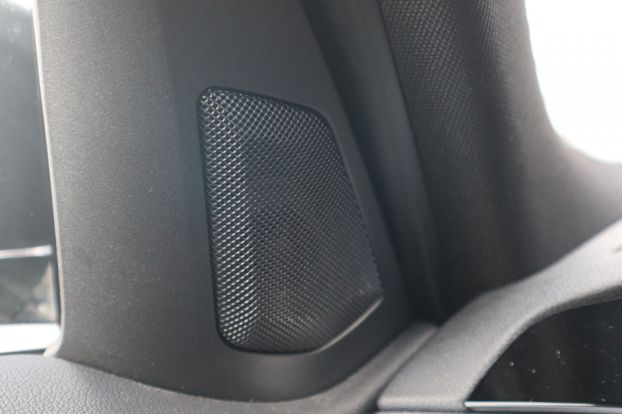 BMW 3-serie 320e M-Sport Glazen dak / HiFi / 50 Jahre / Camera / M Performance