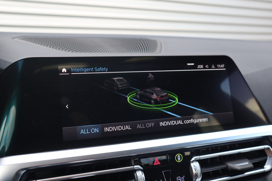 BMW 3-serie 320e M-Sport Glazen dak / HiFi / 50 Jahre / Camera / M Performance