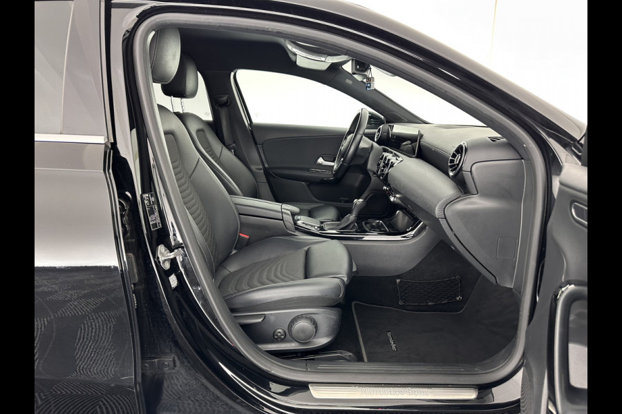 Mercedes-Benz A-Klasse 160 Business Solution (INCL-BTW) *LEATHER- FABRIC | FULL-LED | WIDE-SCREEN-COCKPIT | CAMERA | NAVI-FULLMAP | HEATED-COMFORTSEATS | ECC | PRIVACY-GLASS | PDC | KEYLESS | CRUISE | CARBON-INLAY | 16''ALU*