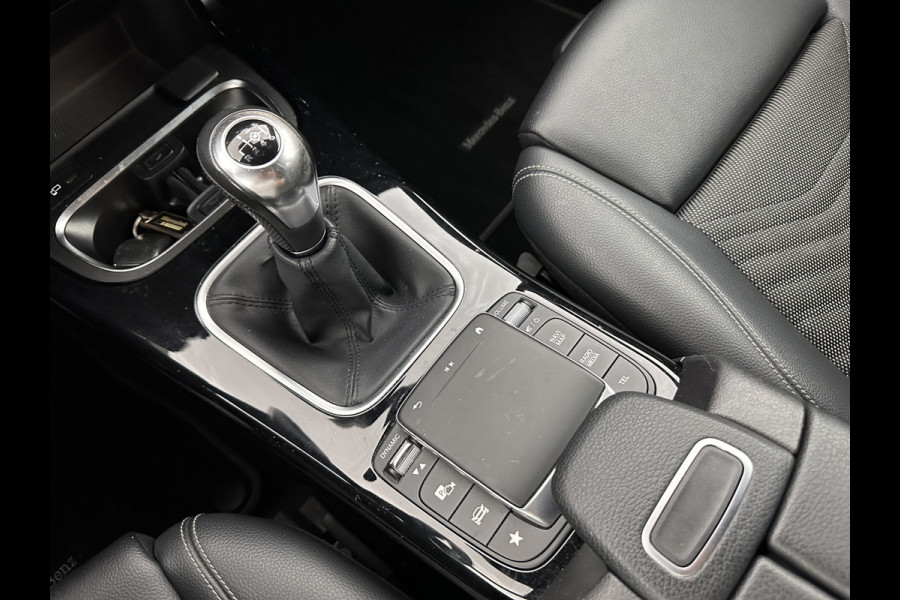 Mercedes-Benz A-Klasse 160 Business Solution (INCL-BTW) *LEATHER- FABRIC | FULL-LED | WIDE-SCREEN-COCKPIT | CAMERA | NAVI-FULLMAP | HEATED-COMFORTSEATS | ECC | PRIVACY-GLASS | PDC | KEYLESS | CRUISE | CARBON-INLAY | 16''ALU*