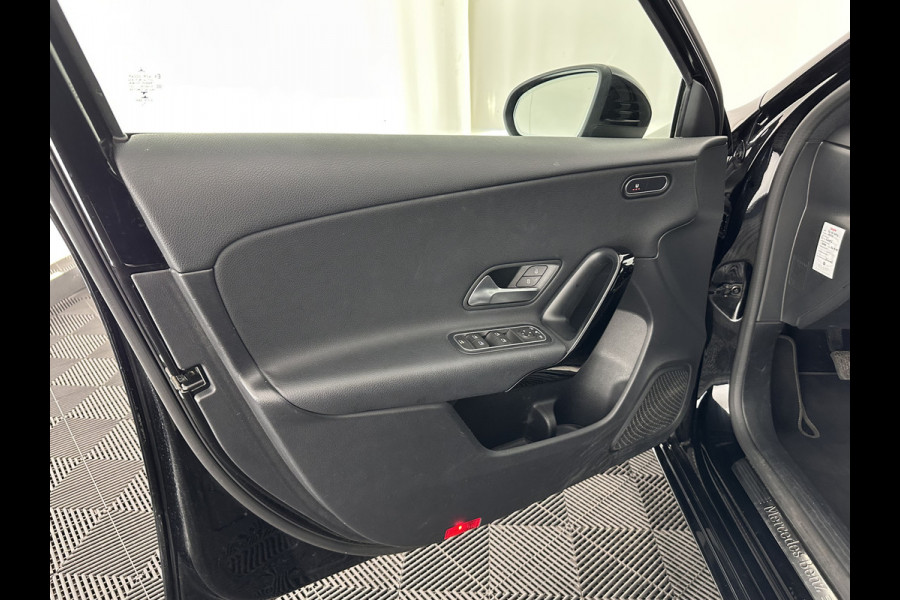 Mercedes-Benz A-Klasse 160 Business Solution (INCL-BTW) *LEATHER- FABRIC | FULL-LED | WIDE-SCREEN-COCKPIT | CAMERA | NAVI-FULLMAP | HEATED-COMFORTSEATS | ECC | PRIVACY-GLASS | PDC | KEYLESS | CRUISE | CARBON-INLAY | 16''ALU*