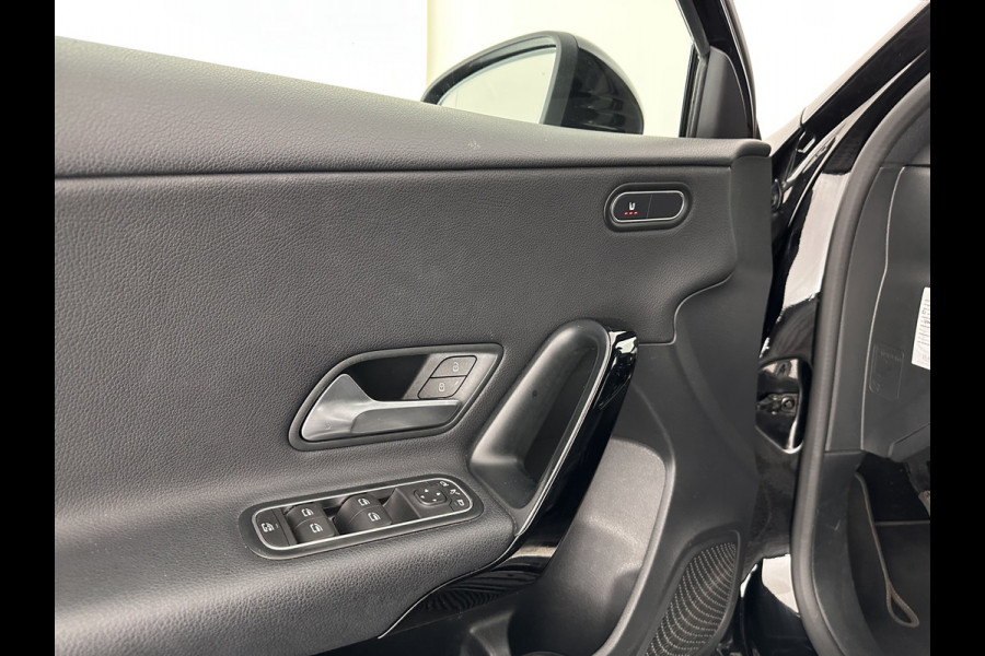 Mercedes-Benz A-Klasse 160 Business Solution (INCL-BTW) *LEATHER- FABRIC | FULL-LED | WIDE-SCREEN-COCKPIT | CAMERA | NAVI-FULLMAP | HEATED-COMFORTSEATS | ECC | PRIVACY-GLASS | PDC | KEYLESS | CRUISE | CARBON-INLAY | 16''ALU*