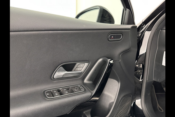 Mercedes-Benz A-Klasse 160 Business Solution (INCL-BTW) *LEATHER- FABRIC | FULL-LED | WIDE-SCREEN-COCKPIT | CAMERA | NAVI-FULLMAP | HEATED-COMFORTSEATS | ECC | PRIVACY-GLASS | PDC | KEYLESS | CRUISE | CARBON-INLAY | 16''ALU*
