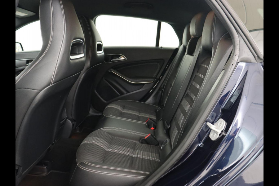 Mercedes-Benz CLA-Klasse 180 Business Edition | Stoelverwarming | Camera | Full LED | Navigatie | Park Assist | Half leder | Airco | Cruise control