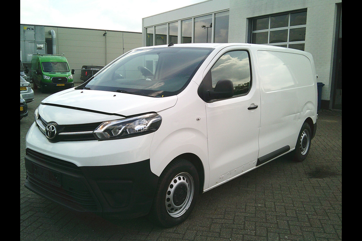 Toyota ProAce Worker 1.5 D-4D Comfort Damages on the exterior ,rondom beschadigingen. Geen APK no TUV