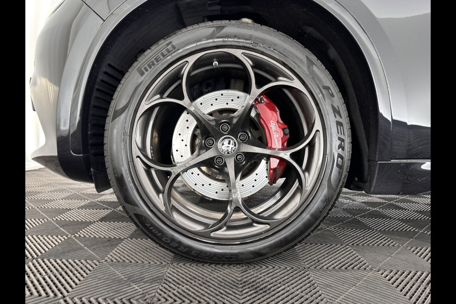 Alfa Romeo Stelvio 2.9 V6 AWD Quadrifoglio (INCL-BTW) Aut. *PANO | LEATHER-ALCANTARA | XENON | ADAPTIVE-CRUISE | BLIND-SPOT | HARMAN/KARDON | MEMORY-PACK | HEATED-SPORTSEATS | DAB+ | KEYLESS | CARPLAY | NAVI-FULLMAP | CARBON-INLAY |