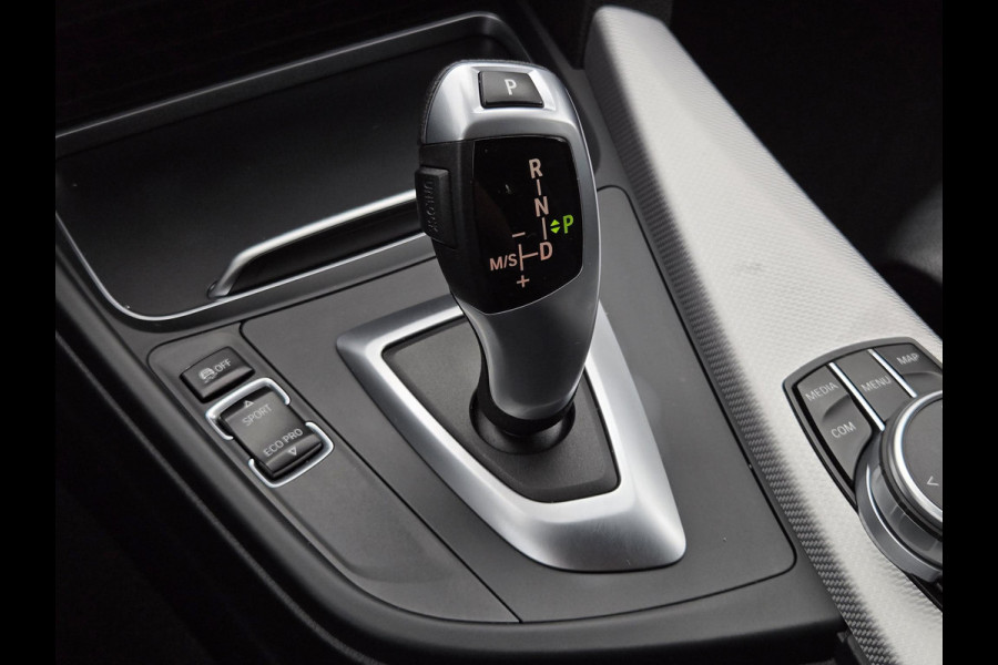 BMW 3 Serie Touring 318i M Sport Edition | LEDER | NAVIGATIE PROFF. | STOELVERWARMING | TREKHAAK |