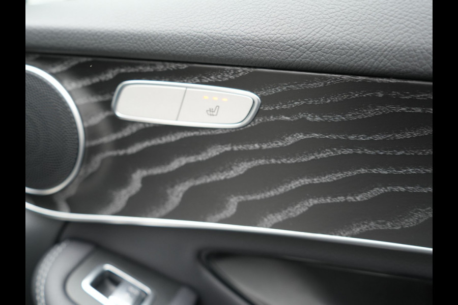 Mercedes-Benz GLC 300e 4MATIC AMG Plug In Hybrid 320pk Dealer O.H PHEV | Alcantara Sportstoelen Verwarmd | Cruise Control | Camera | Apple Carplay | 19"L.M | Navi Full Map | DAB |
