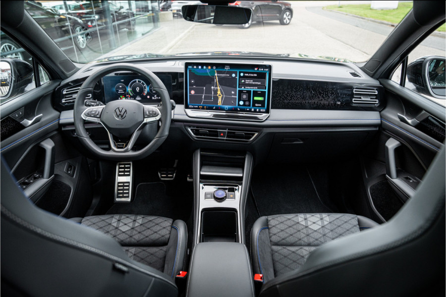 Volkswagen Tiguan 1.5 eHybrid R-Line Edition ** HUD ** Trekhaak ** 360 camera ** Massage Blackstyle **