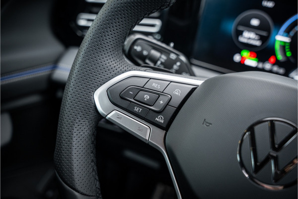 Volkswagen Tiguan 1.5 eHybrid R-Line Edition ** HUD ** Trekhaak ** 360 camera ** Massage Blackstyle **