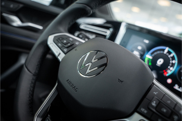 Volkswagen Tiguan 1.5 eHybrid R-Line Edition ** HUD ** Trekhaak ** 360 camera ** Massage Blackstyle **
