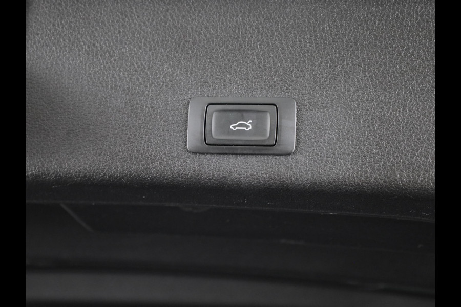 Audi e-tron e-tron 50 quattro Launch edition plus 71 kWh 313pk | SoH 90% | Panoramadak | Lederen bekleding | Adaptieve cruise controle | Elektrisch verstelbare voorstoelen | Memory