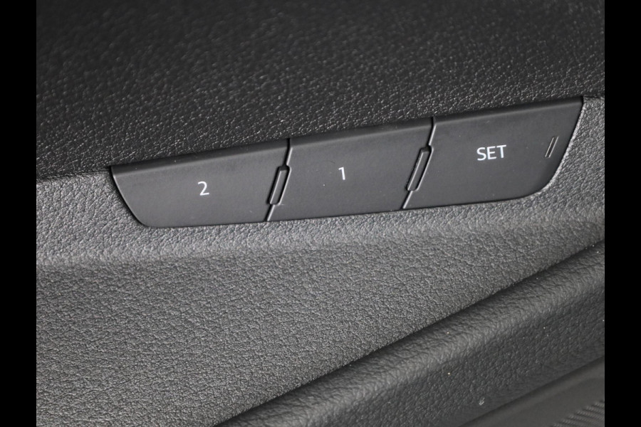Audi e-tron e-tron 50 quattro Launch edition plus 71 kWh 313pk | SoH 90% | Panoramadak | Lederen bekleding | Adaptieve cruise controle | Elektrisch verstelbare voorstoelen | Memory