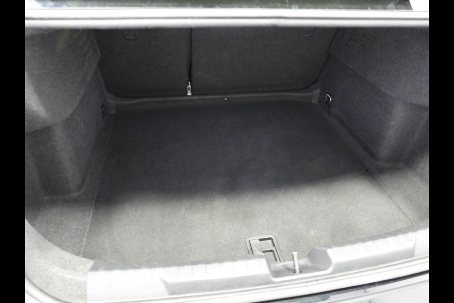 Audi A3 Limousine 30 TFSI Aut. Advanced Edition NAVI/VIRTUAL/LED/17"LMV! Audi A3 Limousine 30 TFSI Aut. Advanced Edition NAVI/VIRTUAL/LED/17"LMV!