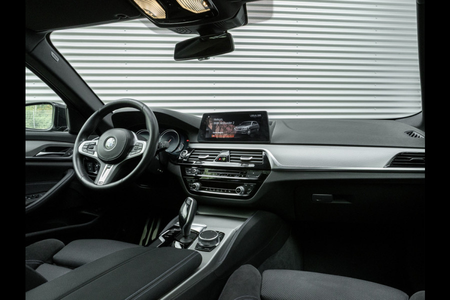 BMW 5 Serie Touring 540i xDrive M-Sport - Pano - Active Steering - Driving Ass Plus - Head-Up