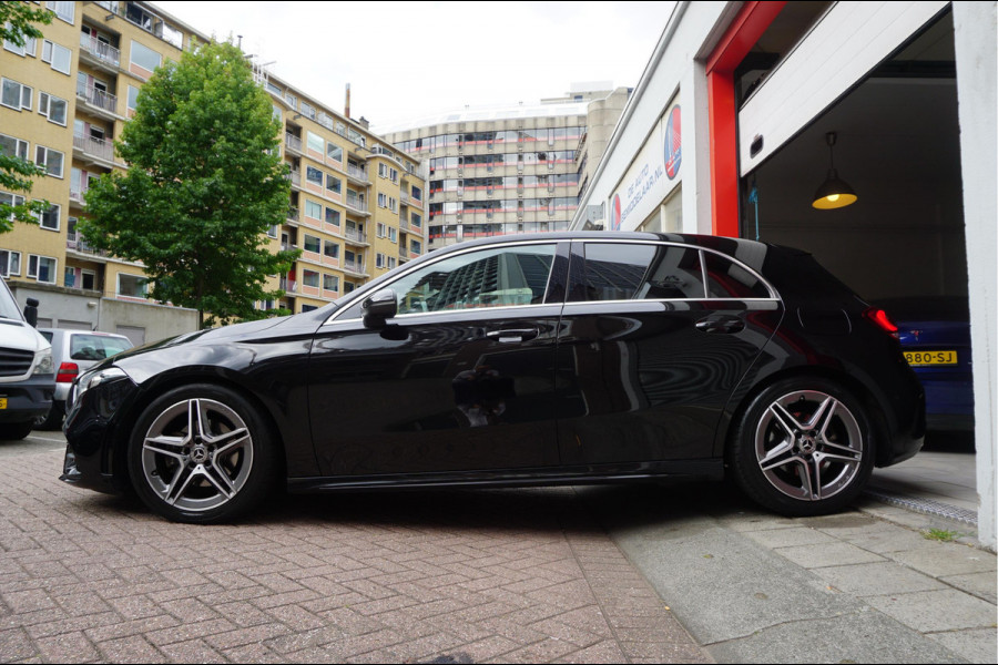 Mercedes-Benz A-Klasse 200 Business Solution AMG Night Upgrade | Augmented Reality | Sfeerverlichting Plus | AMG Aerodynamica | AMG Sportinterieur | Widescreen | Diamond grille | Cruise + Lane departure | Stoplichtcamera