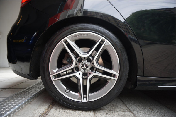 Mercedes-Benz A-Klasse 200 Business Solution AMG Night Upgrade | Augmented Reality | Sfeerverlichting Plus | AMG Aerodynamica | AMG Sportinterieur | Widescreen | Diamond grille | Cruise + Lane departure | Stoplichtcamera