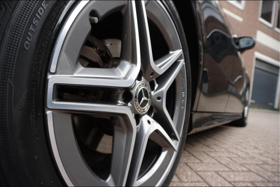 Mercedes-Benz A-Klasse 200 Business Solution AMG Night Upgrade | Augmented Reality | Sfeerverlichting Plus | AMG Aerodynamica | AMG Sportinterieur | Widescreen | Diamond grille | Cruise + Lane departure | Stoplichtcamera