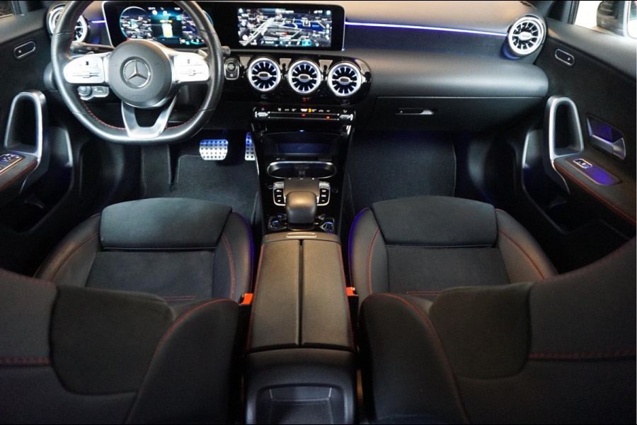 Mercedes-Benz A-Klasse 200 Business Solution AMG Night Upgrade | Augmented Reality | Sfeerverlichting Plus | AMG Aerodynamica | AMG Sportinterieur | Widescreen | Diamond grille | Cruise + Lane departure | Stoplichtcamera