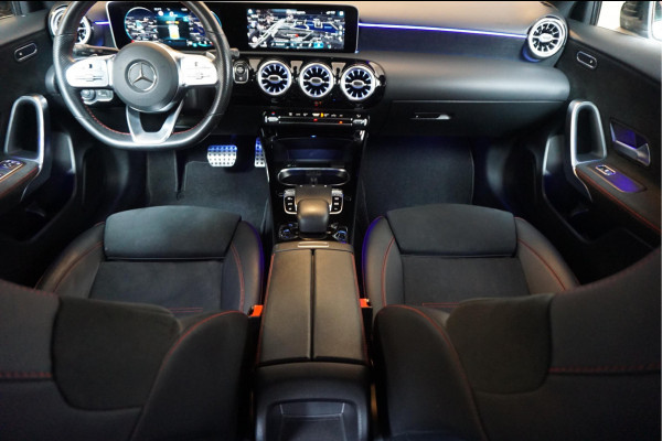 Mercedes-Benz A-Klasse 200 Business Solution AMG Night Upgrade | Augmented Reality | Sfeerverlichting Plus | AMG Aerodynamica | AMG Sportinterieur | Widescreen | Diamond grille | Cruise + Lane departure | Stoplichtcamera