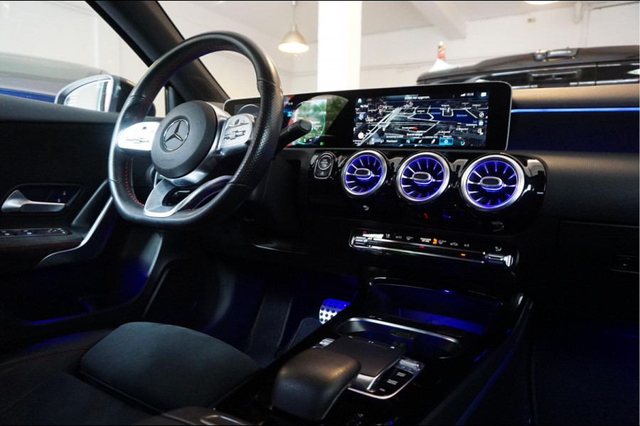 Mercedes-Benz A-Klasse 200 Business Solution AMG Night Upgrade | Augmented Reality | Sfeerverlichting Plus | AMG Aerodynamica | AMG Sportinterieur | Widescreen | Diamond grille | Cruise + Lane departure | Stoplichtcamera