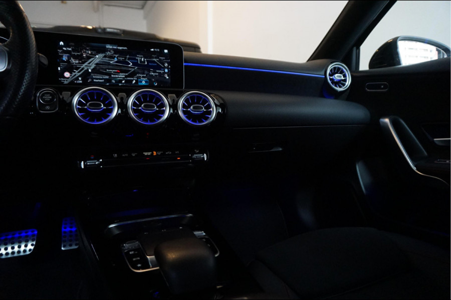 Mercedes-Benz A-Klasse 200 Business Solution AMG Night Upgrade | Augmented Reality | Sfeerverlichting Plus | AMG Aerodynamica | AMG Sportinterieur | Widescreen | Diamond grille | Cruise + Lane departure | Stoplichtcamera
