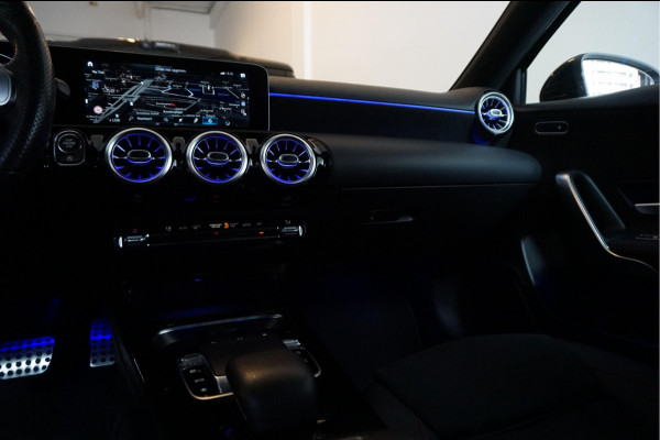 Mercedes-Benz A-Klasse 200 Business Solution AMG Night Upgrade | Augmented Reality | Sfeerverlichting Plus | AMG Aerodynamica | AMG Sportinterieur | Widescreen | Diamond grille | Cruise + Lane departure | Stoplichtcamera