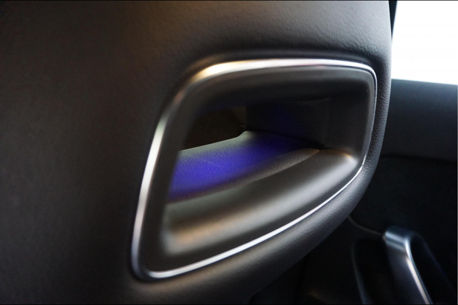 Mercedes-Benz A-Klasse 200 Business Solution AMG Night Upgrade | Augmented Reality | Sfeerverlichting Plus | AMG Aerodynamica | AMG Sportinterieur | Widescreen | Diamond grille | Cruise + Lane departure | Stoplichtcamera