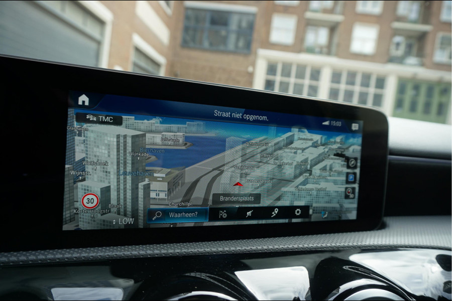 Mercedes-Benz A-Klasse 200 Business Solution AMG Night Upgrade | Augmented Reality | Sfeerverlichting Plus | AMG Aerodynamica | AMG Sportinterieur | Widescreen | Diamond grille | Cruise + Lane departure | Stoplichtcamera
