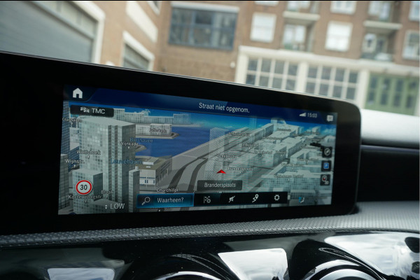Mercedes-Benz A-Klasse 200 Business Solution AMG Night Upgrade | Augmented Reality | Sfeerverlichting Plus | AMG Aerodynamica | AMG Sportinterieur | Widescreen | Diamond grille | Cruise + Lane departure | Stoplichtcamera