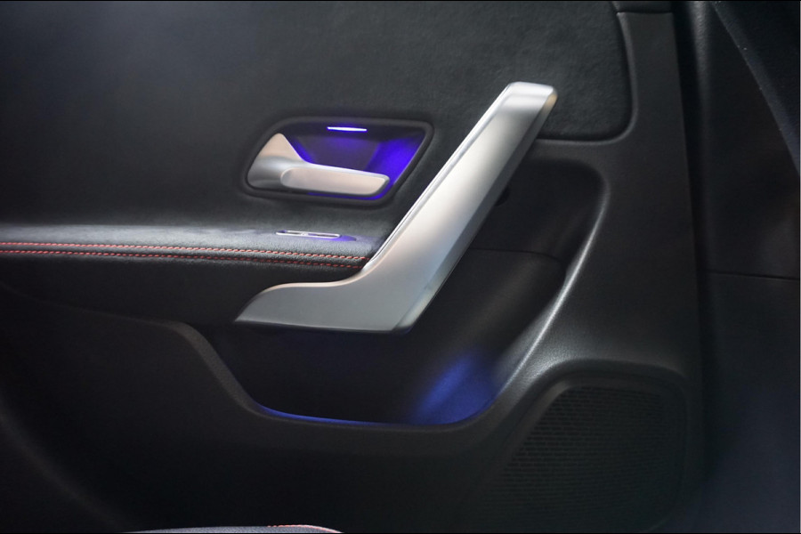 Mercedes-Benz A-Klasse 200 Business Solution AMG Night Upgrade | Augmented Reality | Sfeerverlichting Plus | AMG Aerodynamica | AMG Sportinterieur | Widescreen | Diamond grille | Cruise + Lane departure | Stoplichtcamera