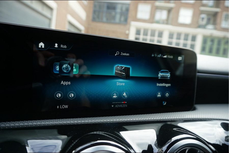 Mercedes-Benz A-Klasse 200 Business Solution AMG Night Upgrade | Augmented Reality | Sfeerverlichting Plus | AMG Aerodynamica | AMG Sportinterieur | Widescreen | Diamond grille | Cruise + Lane departure | Stoplichtcamera