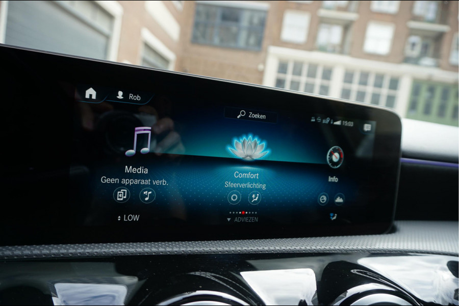 Mercedes-Benz A-Klasse 200 Business Solution AMG Night Upgrade | Augmented Reality | Sfeerverlichting Plus | AMG Aerodynamica | AMG Sportinterieur | Widescreen | Diamond grille | Cruise + Lane departure | Stoplichtcamera