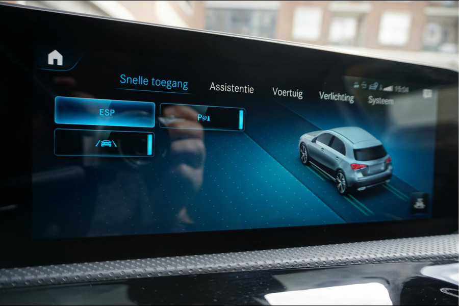 Mercedes-Benz A-Klasse 200 Business Solution AMG Night Upgrade | Augmented Reality | Sfeerverlichting Plus | AMG Aerodynamica | AMG Sportinterieur | Widescreen | Diamond grille | Cruise + Lane departure | Stoplichtcamera