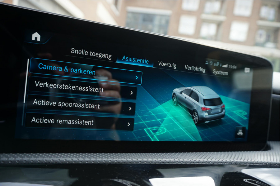 Mercedes-Benz A-Klasse 200 Business Solution AMG Night Upgrade | Augmented Reality | Sfeerverlichting Plus | AMG Aerodynamica | AMG Sportinterieur | Widescreen | Diamond grille | Cruise + Lane departure | Stoplichtcamera