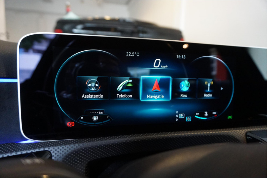 Mercedes-Benz A-Klasse 200 Business Solution AMG Night Upgrade | Augmented Reality | Sfeerverlichting Plus | AMG Aerodynamica | AMG Sportinterieur | Widescreen | Diamond grille | Cruise + Lane departure | Stoplichtcamera