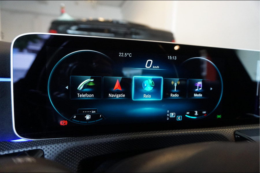 Mercedes-Benz A-Klasse 200 Business Solution AMG Night Upgrade | Augmented Reality | Sfeerverlichting Plus | AMG Aerodynamica | AMG Sportinterieur | Widescreen | Diamond grille | Cruise + Lane departure | Stoplichtcamera