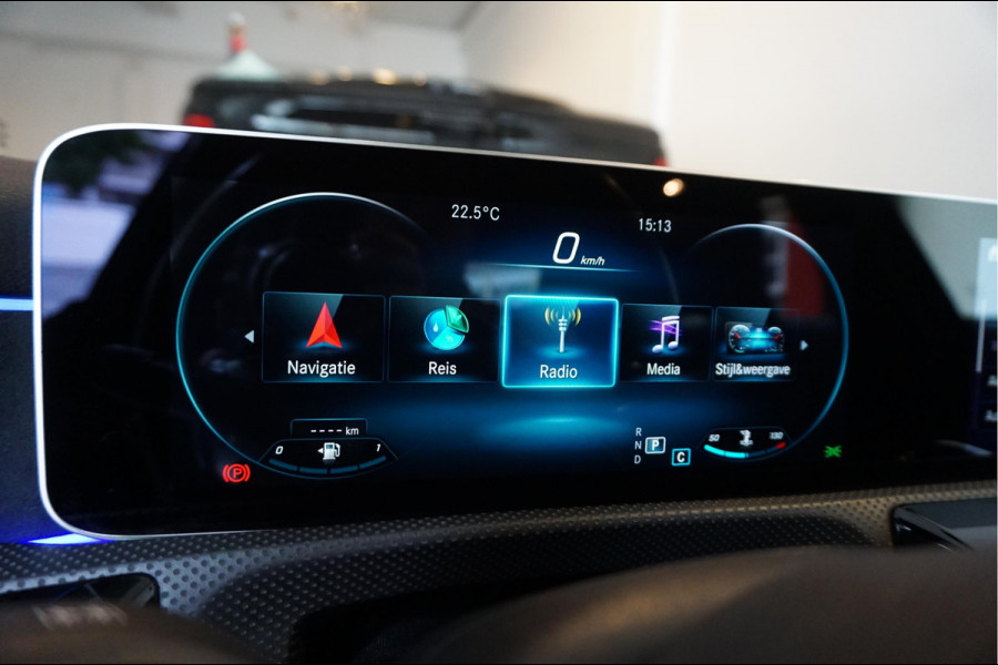 Mercedes-Benz A-Klasse 200 Business Solution AMG Night Upgrade | Augmented Reality | Sfeerverlichting Plus | AMG Aerodynamica | AMG Sportinterieur | Widescreen | Diamond grille | Cruise + Lane departure | Stoplichtcamera