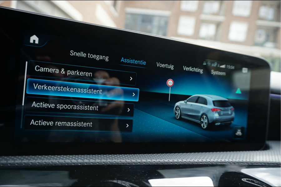 Mercedes-Benz A-Klasse 200 Business Solution AMG Night Upgrade | Augmented Reality | Sfeerverlichting Plus | AMG Aerodynamica | AMG Sportinterieur | Widescreen | Diamond grille | Cruise + Lane departure | Stoplichtcamera