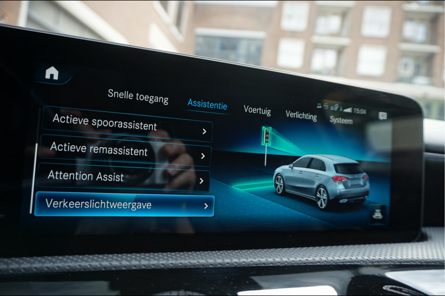 Mercedes-Benz A-Klasse 200 Business Solution AMG Night Upgrade | Augmented Reality | Sfeerverlichting Plus | AMG Aerodynamica | AMG Sportinterieur | Widescreen | Diamond grille | Cruise + Lane departure | Stoplichtcamera