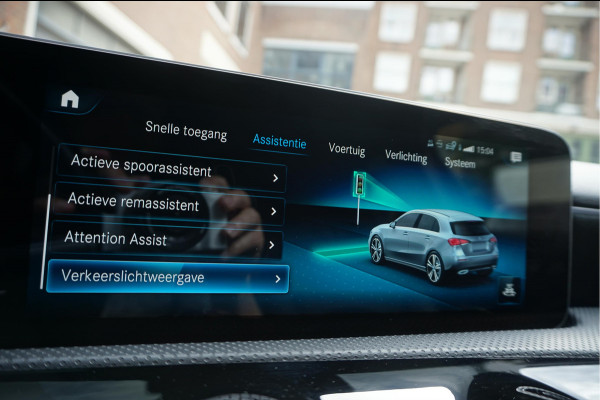 Mercedes-Benz A-Klasse 200 Business Solution AMG Night Upgrade | Augmented Reality | Sfeerverlichting Plus | AMG Aerodynamica | AMG Sportinterieur | Widescreen | Diamond grille | Cruise + Lane departure | Stoplichtcamera