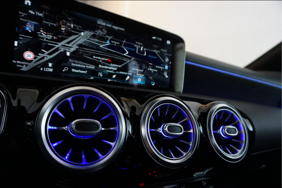 Mercedes-Benz A-Klasse 200 Business Solution AMG Night Upgrade | Augmented Reality | Sfeerverlichting Plus | AMG Aerodynamica | AMG Sportinterieur | Widescreen | Diamond grille | Cruise + Lane departure | Stoplichtcamera