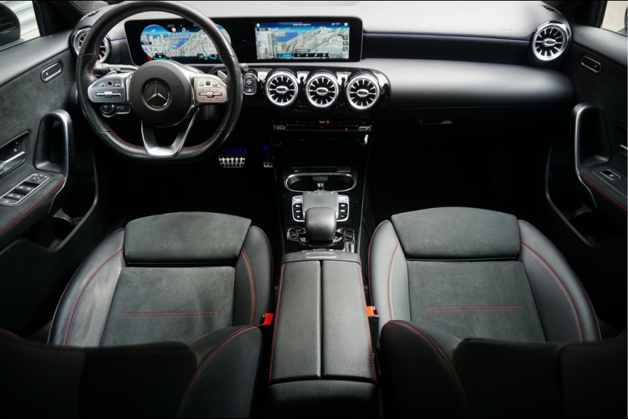 Mercedes-Benz A-Klasse 200 Business Solution AMG Night Upgrade | Augmented Reality | Sfeerverlichting Plus | AMG Aerodynamica | AMG Sportinterieur | Widescreen | Diamond grille | Cruise + Lane departure | Stoplichtcamera