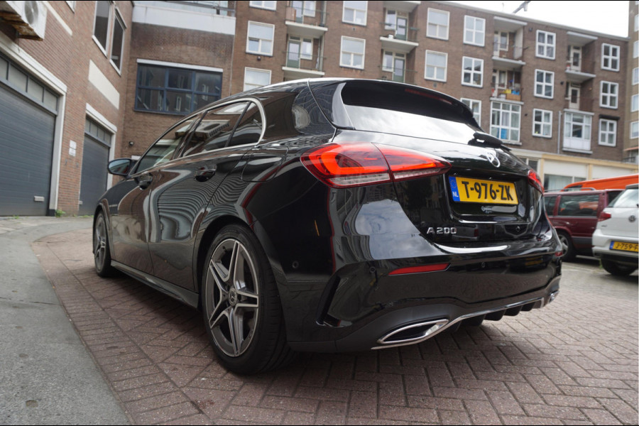 Mercedes-Benz A-Klasse 200 Business Solution AMG Night Upgrade | Augmented Reality | Sfeerverlichting Plus | AMG Aerodynamica | AMG Sportinterieur | Widescreen | Diamond grille | Cruise + Lane departure | Stoplichtcamera
