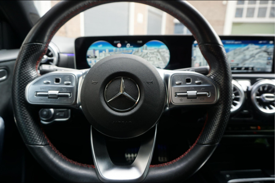 Mercedes-Benz A-Klasse 200 Business Solution AMG Night Upgrade | Augmented Reality | Sfeerverlichting Plus | AMG Aerodynamica | AMG Sportinterieur | Widescreen | Diamond grille | Cruise + Lane departure | Stoplichtcamera