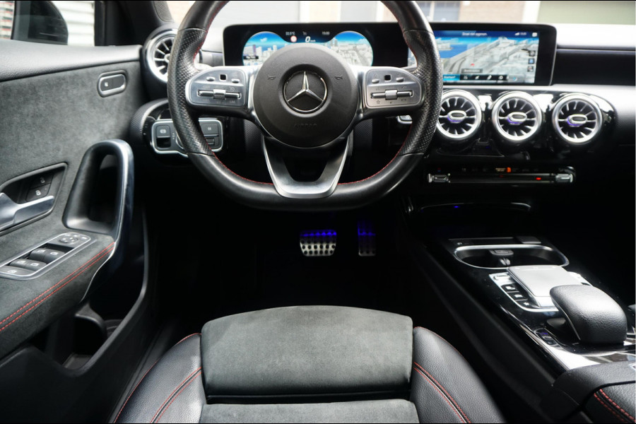 Mercedes-Benz A-Klasse 200 Business Solution AMG Night Upgrade | Augmented Reality | Sfeerverlichting Plus | AMG Aerodynamica | AMG Sportinterieur | Widescreen | Diamond grille | Cruise + Lane departure | Stoplichtcamera