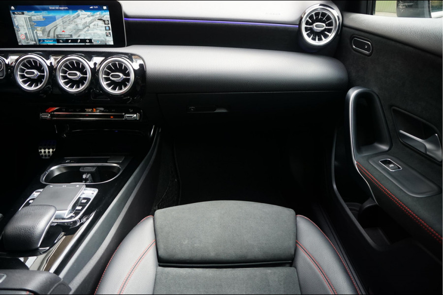 Mercedes-Benz A-Klasse 200 Business Solution AMG Night Upgrade | Augmented Reality | Sfeerverlichting Plus | AMG Aerodynamica | AMG Sportinterieur | Widescreen | Diamond grille | Cruise + Lane departure | Stoplichtcamera