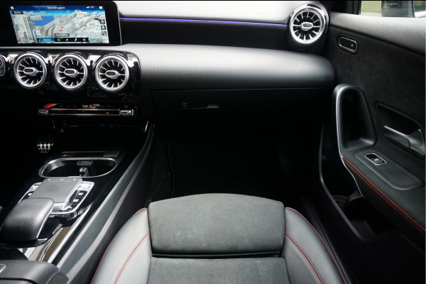 Mercedes-Benz A-Klasse 200 Business Solution AMG Night Upgrade | Augmented Reality | Sfeerverlichting Plus | AMG Aerodynamica | AMG Sportinterieur | Widescreen | Diamond grille | Cruise + Lane departure | Stoplichtcamera